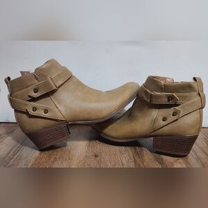 NWT UNIONBAY Tan Ankle Boots with Buckle Detail Size 9.5